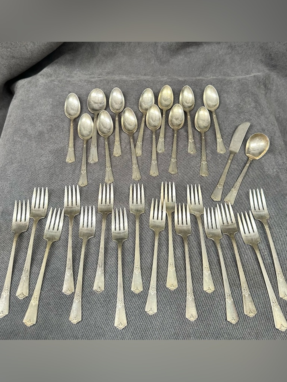 53 pc lot Vintage Wm Rogers Guild Cadence Silver Plate Silverware Flatware